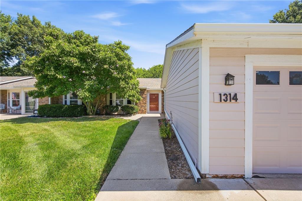 1314 W Jenkins Blvd, Raymore, MO 64083