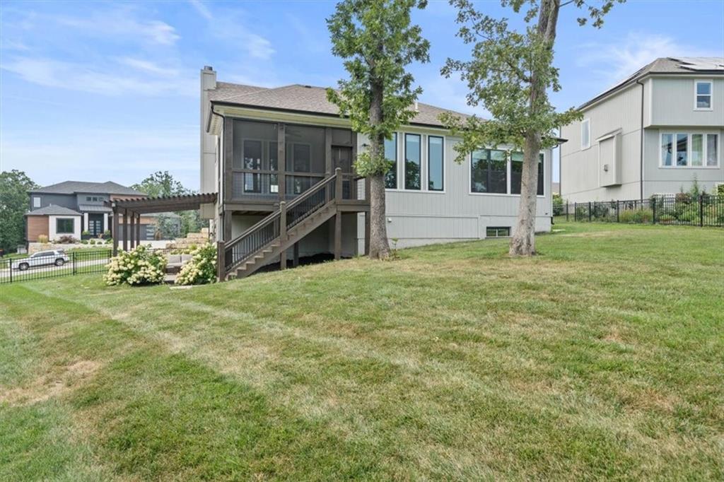 105 NW Ambersham Dr, Lee's Summit, MO 64081