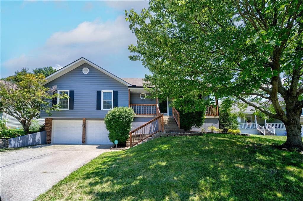 1231 NE Deerbrook Cir, Lee's Summit, MO 64086