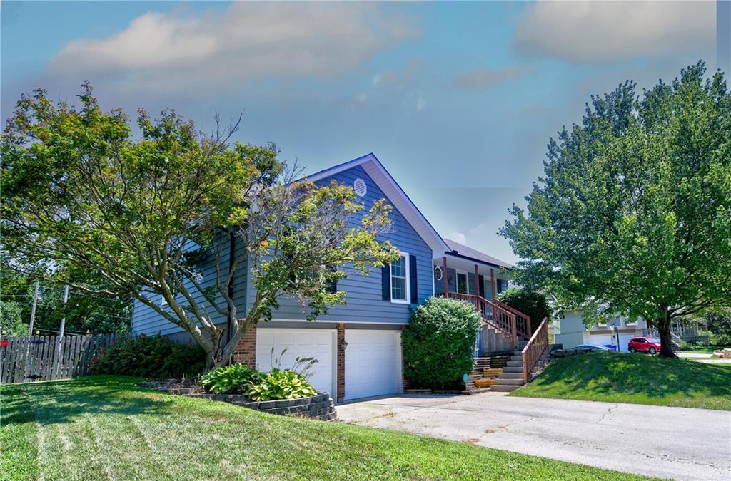 1231 NE Deerbrook Cir, Lee's Summit, MO 64086