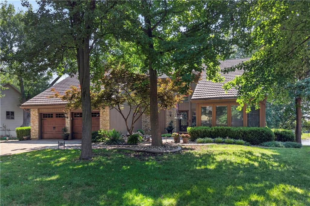 4498 SW Bowsprit Dr, Lee's Summit, MO 64082