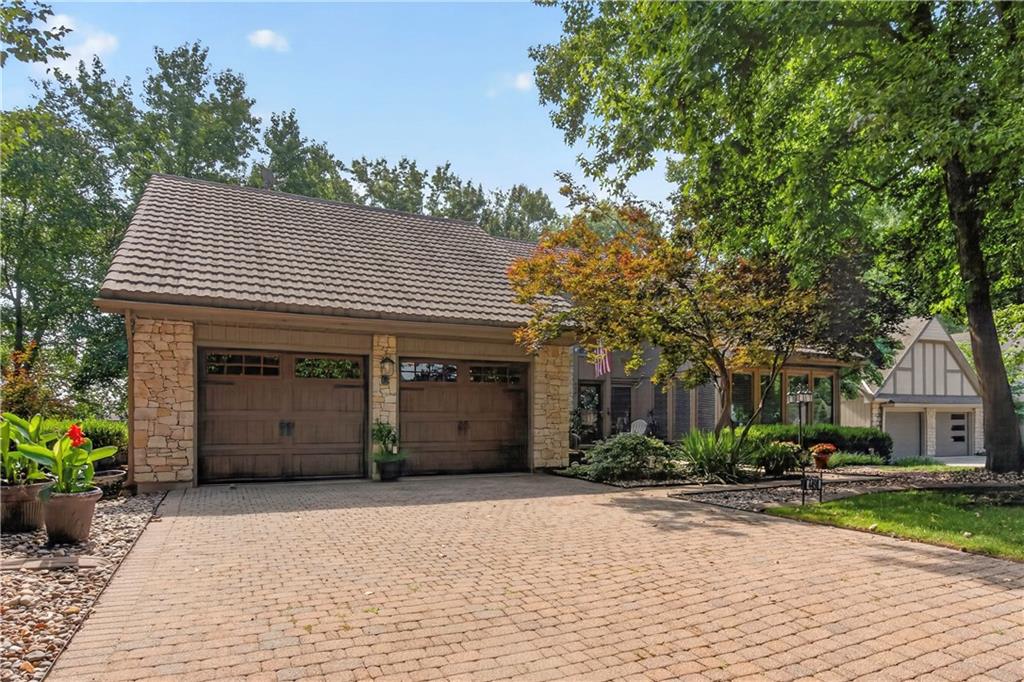 4498 SW Bowsprit Dr, Lee's Summit, MO 64082