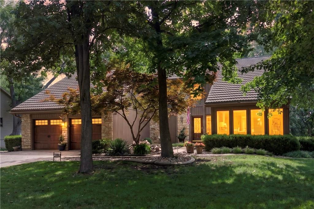 4498 SW Bowsprit Dr, Lee's Summit, MO 64082