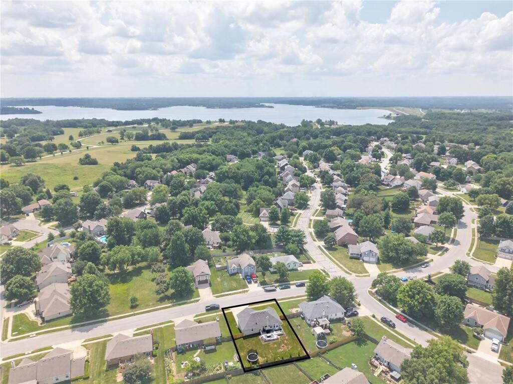 503 Newport Dr, Smithville, MO 64089
