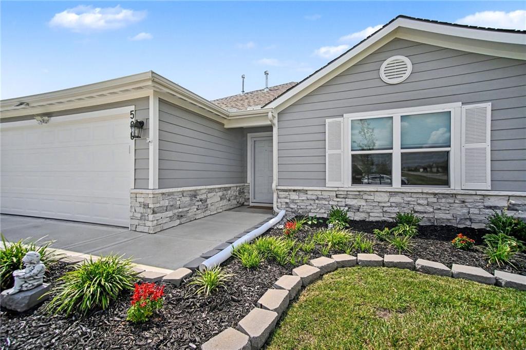 500 SE Laurel Dr, Blue Springs, MO 64014