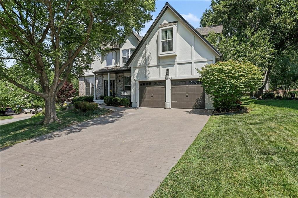 11579 S Skyview Ln, Olathe, KS 66061
