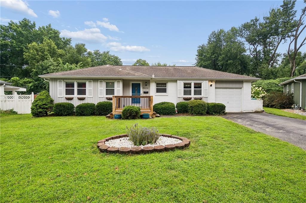 8605 W 80th Ter, Overland Park, KS 66204