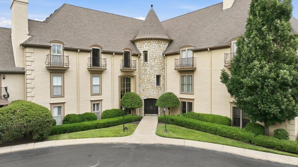 7223 Mission Rd #104, Prairie Village, KS 66208