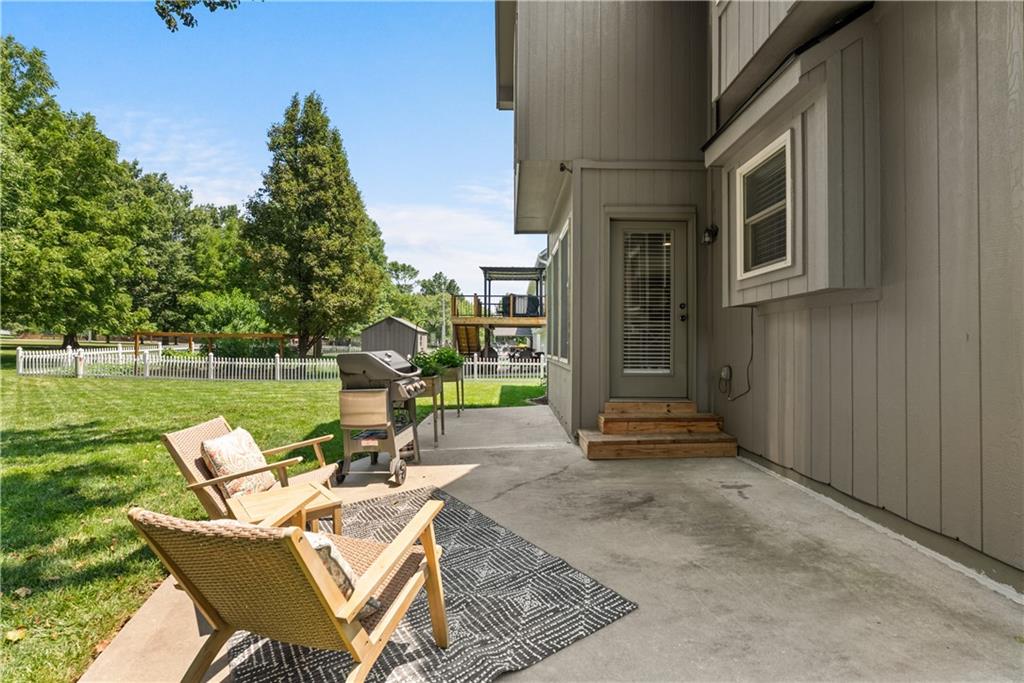1824 NE Woodview Ln, Lee's Summit, MO 64086