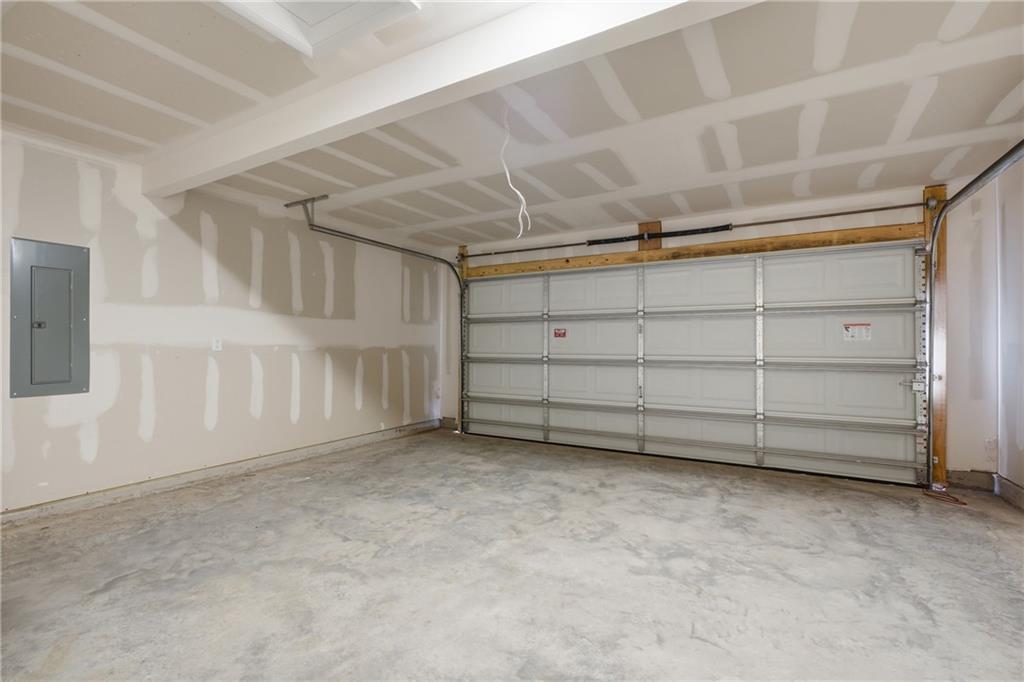 422 Valley View Dr, Tonganoxie, KS 66086