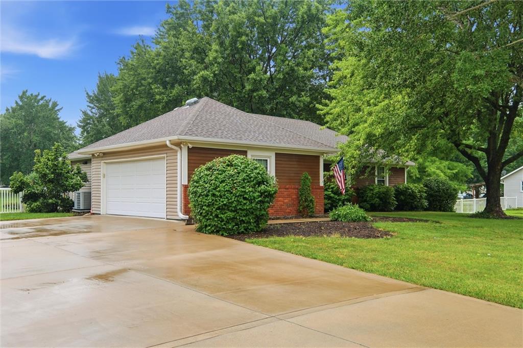 5625 W 201 St, Stilwell, KS 66085
