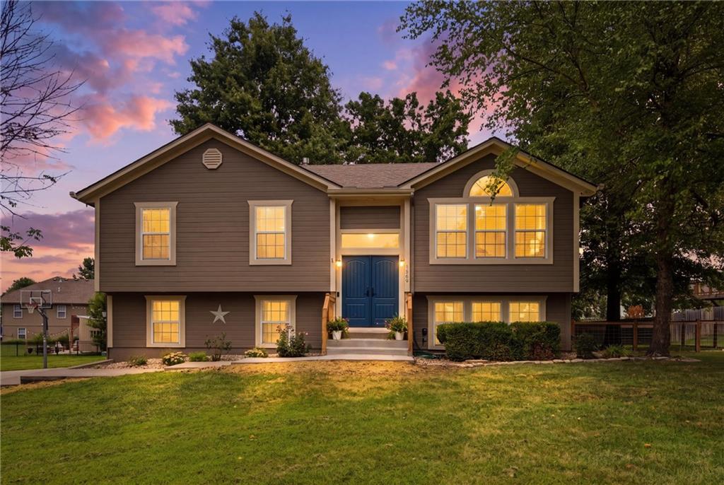 1400 Aspen Dr, Greenwood, MO 64034