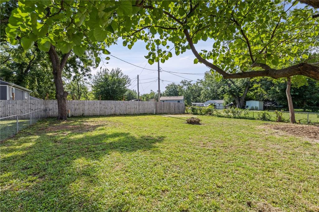 1713 N Whitney Rd, Independence, MO 64058