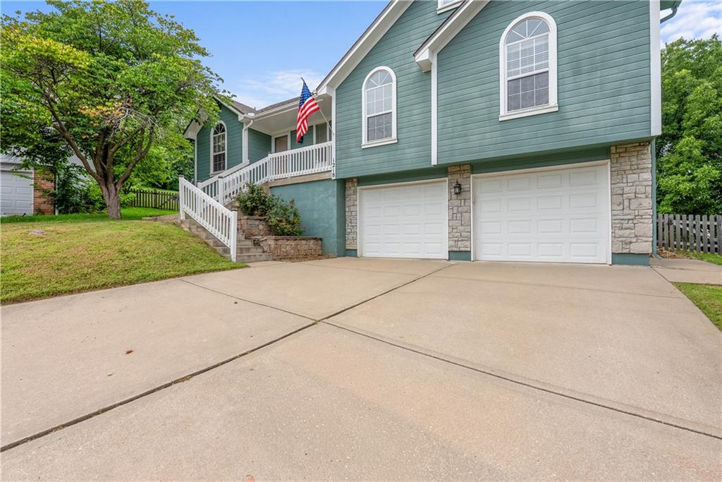 1218 Windcrest Ct, Grain Valley, MO 64029