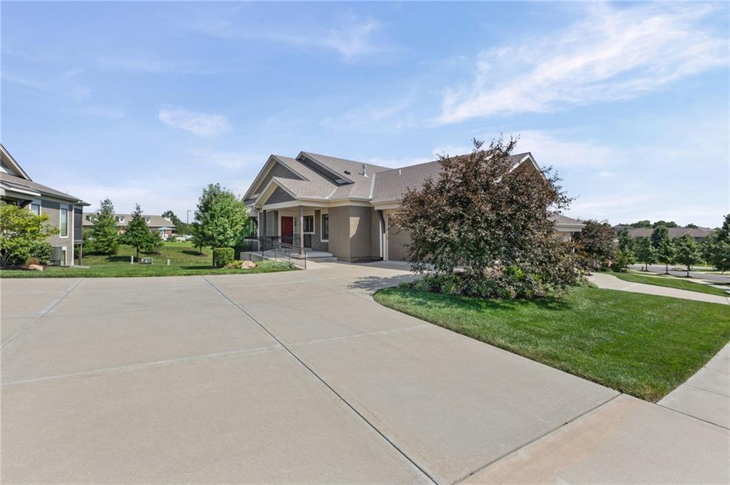 11551 S Waterford Dr, Olathe, KS 66061