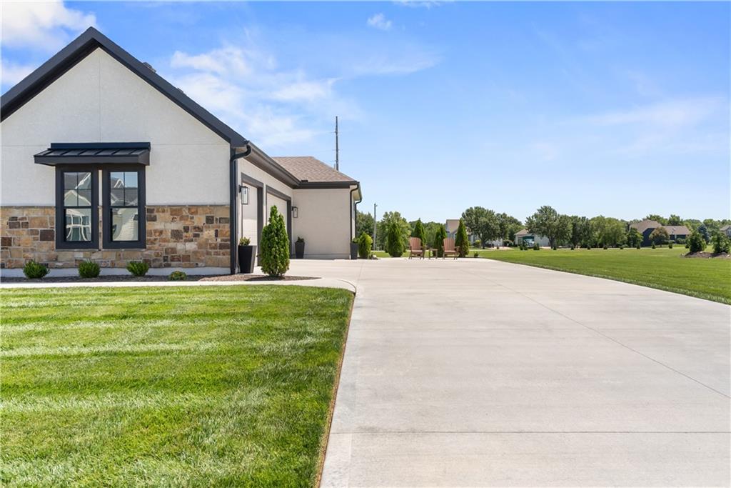 9717 Ingrid St, De Soto, KS 66018