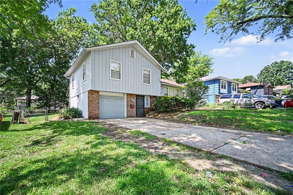 8007 E 93rd St, Kansas City, MO 64138