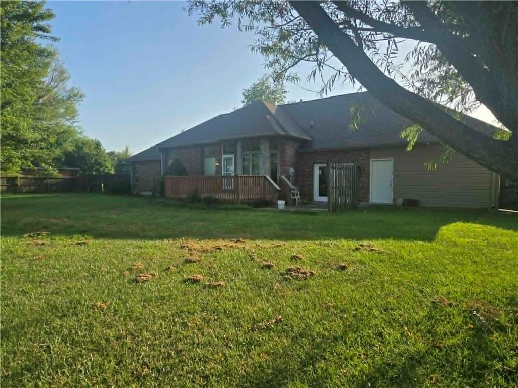2011 E Epicurean Dr, Clinton, MO 64735