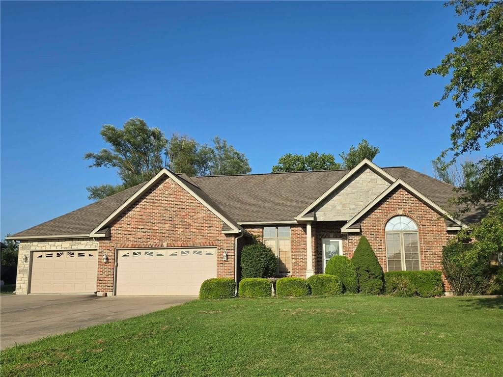 2011 E Epicurean Dr, Clinton, MO 64735