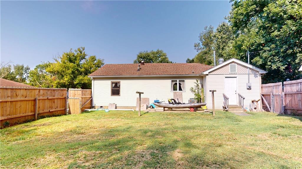 1418 N Cedar St, Nevada, MO 64772