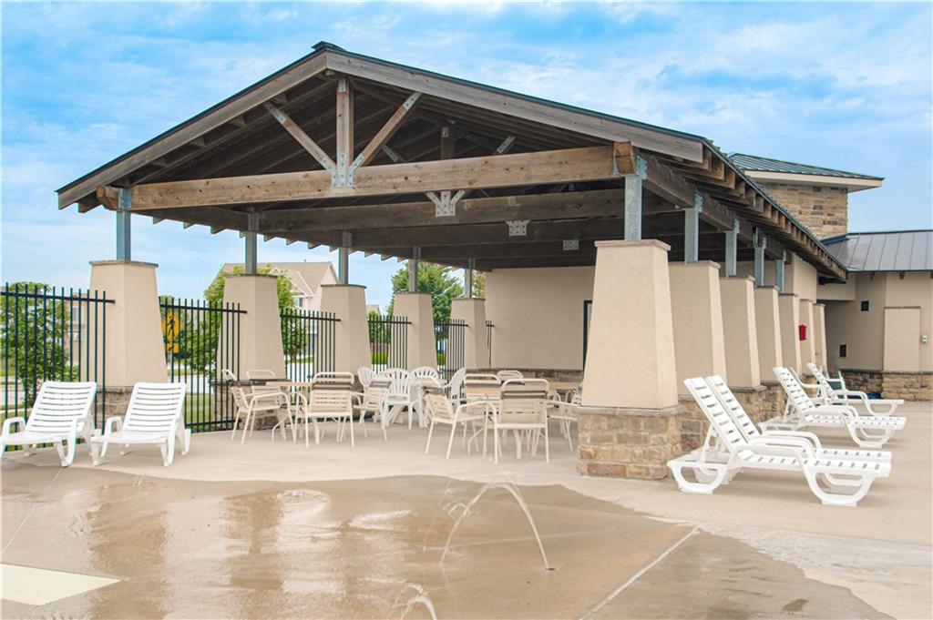 1152 SW Whitby Dr, Lee's Summit, MO 64083