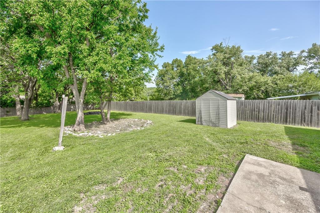 5226 Garner Ln, Merriam, KS 66203