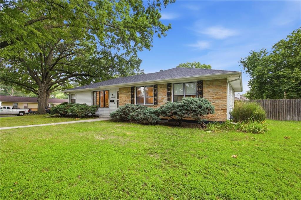 10915 Elmwood Dr, Kansas City, MO 64137