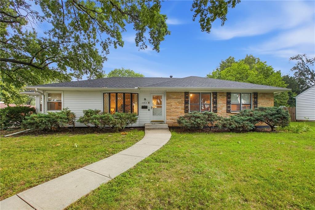 10915 Elmwood Dr, Kansas City, MO 64137