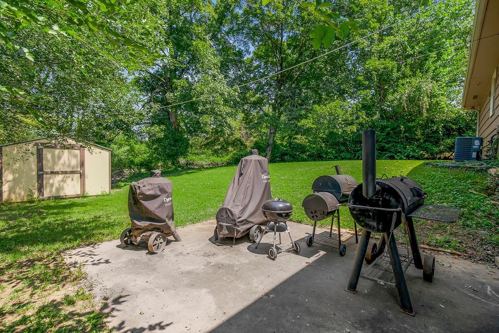 5902 Fairlane Dr, Kansas City, MO 64134