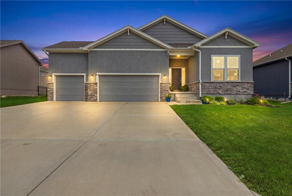 1122 SW Cheshire Dr, Lee's Summit, MO 64083