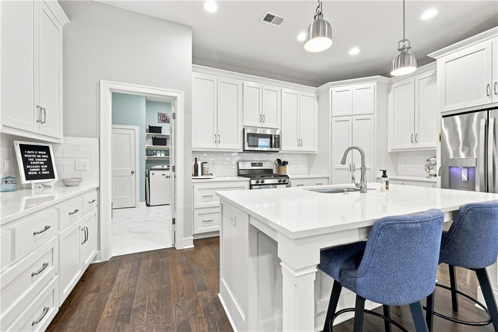 1122 SW Cheshire Dr, Lee's Summit, MO 64083