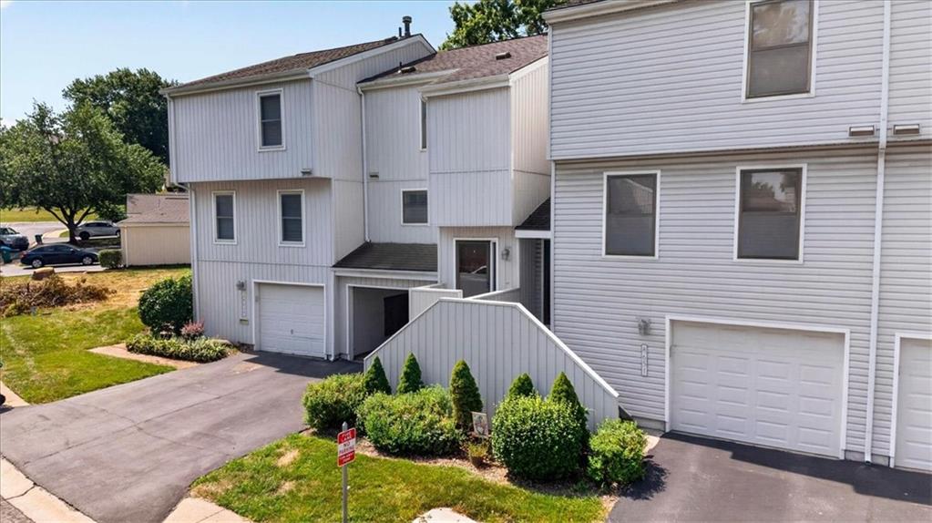 8645 W 108th Pl, Overland Park, KS 66210