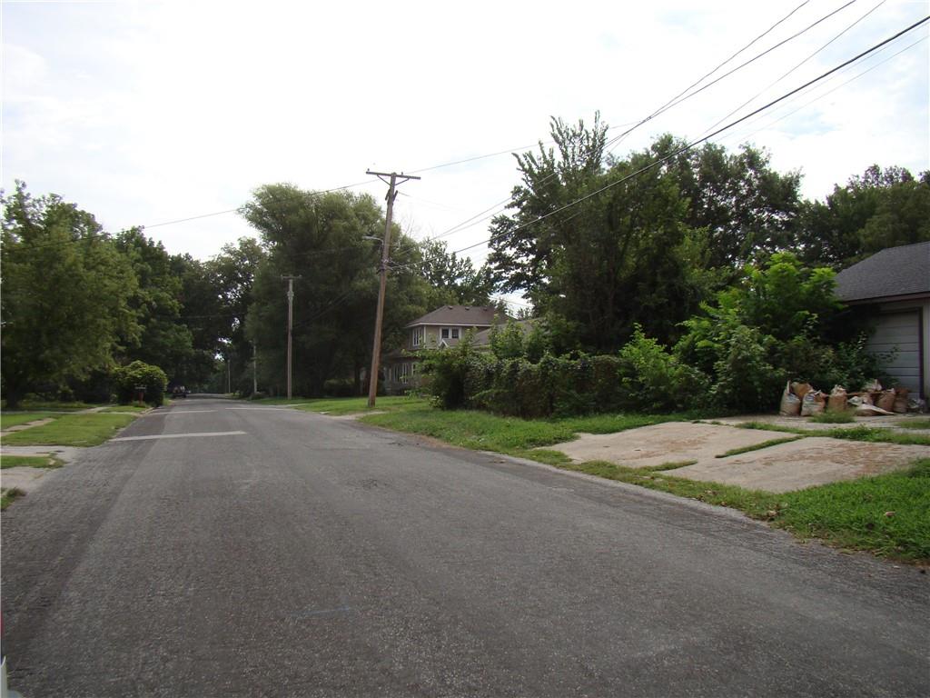 305 E Orchard St, Odessa, MO 64076