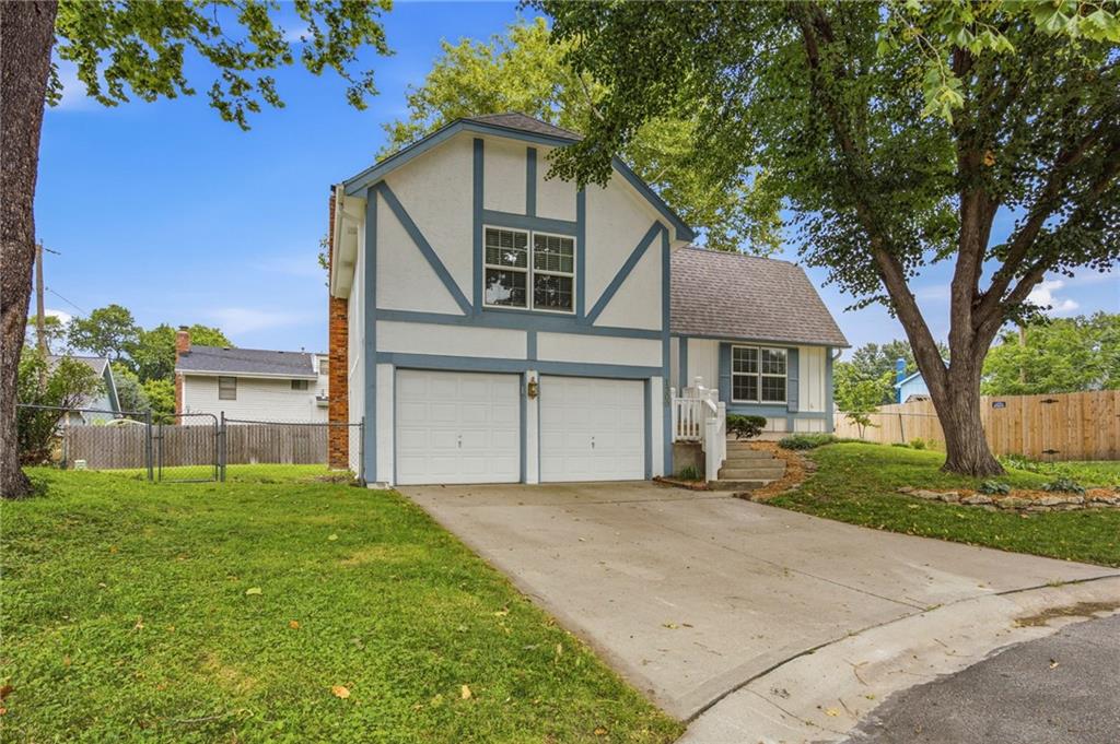 1300 S Apache Ct, Olathe, KS 66062