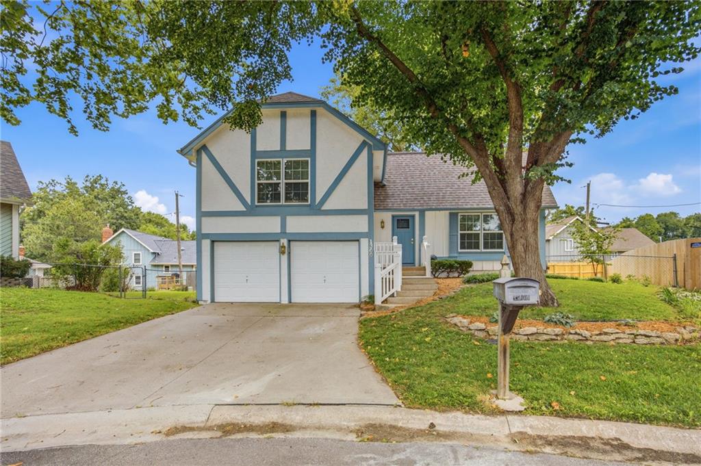 1300 S Apache Ct, Olathe, KS 66062