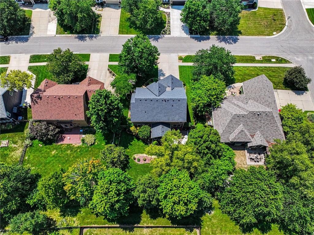 712 Cottonwood Dr, Lansing, KS 66043
