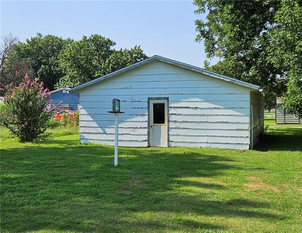 708 E Orange St, Girard, KS 66743
