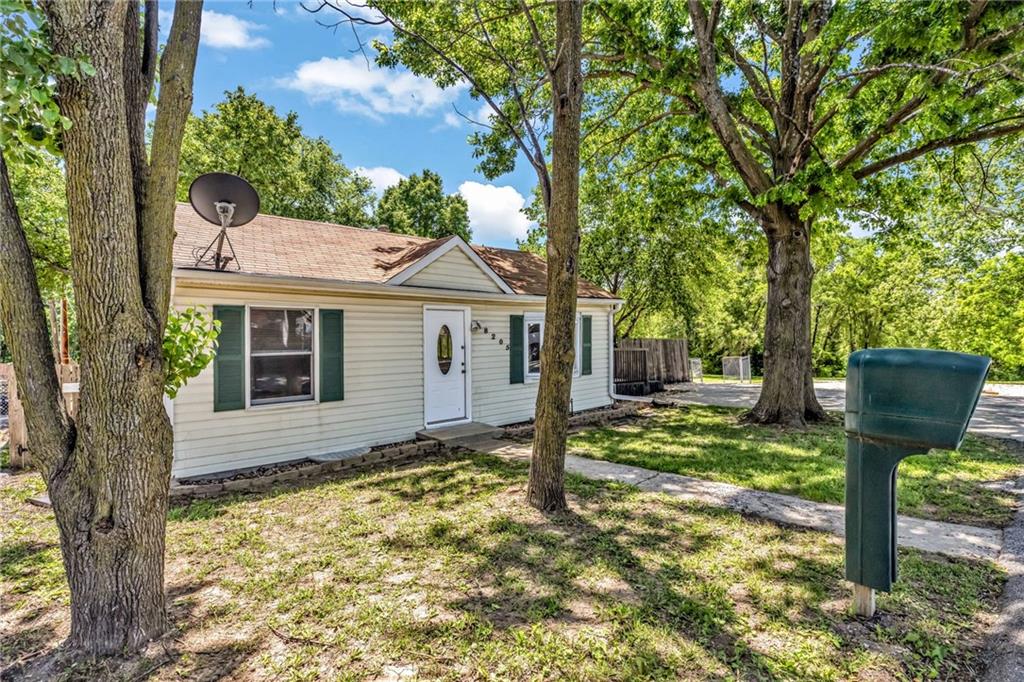 8205 Rose St, Pleasant Valley, MO 64068
