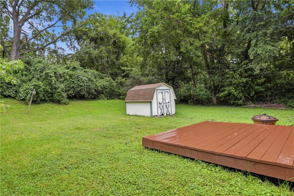 1204 NE 62nd St, Gladstone, MO 64118