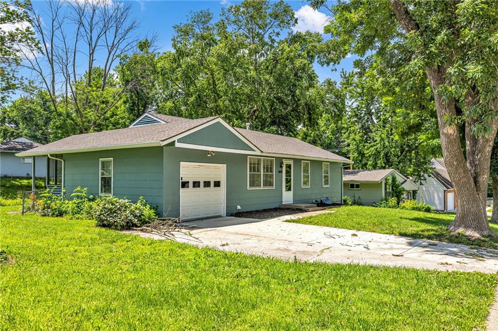 5015 NE 44th St, Kansas City, MO 64117
