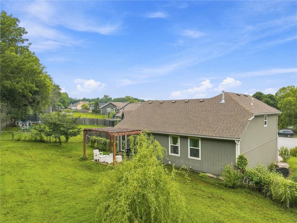 16805 Juniper Dr, Basehor, KS 66007