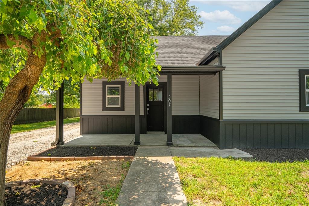 207 W 3rd St, Creighton, MO 64739
