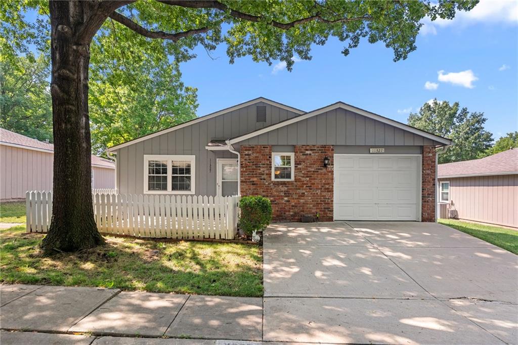 11327 W 77th Ter, Overland Park, KS 66214