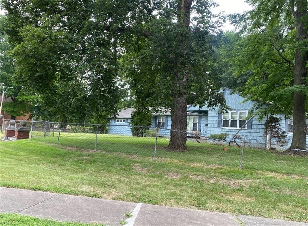 5801 Blue Hills Rd S, Kansas City, MO 64110