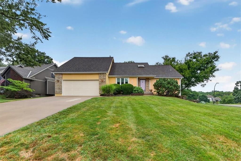 7602 Parkhill St, Shawnee, KS 66216
