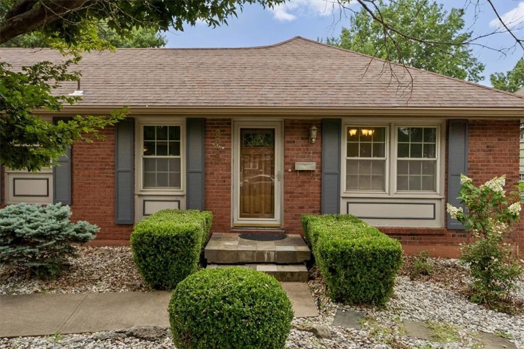 3826 S Summit Ridge Dr, Independence, MO 64055