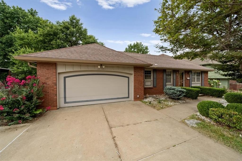3826 S Summit Ridge Dr, Independence, MO 64055