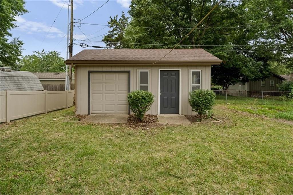 3826 S Summit Ridge Dr, Independence, MO 64055