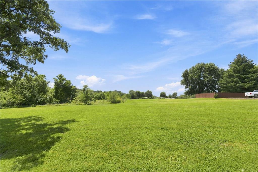 18043 150th St, Basehor, KS 66007