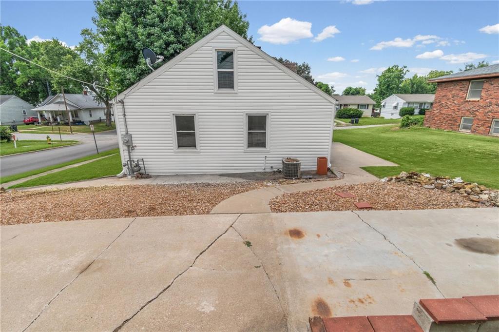302 W 1st St, Carrollton, MO 64633